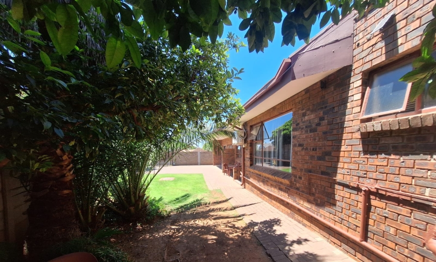 12 Bedroom Property for Sale in Pellissier Free State
